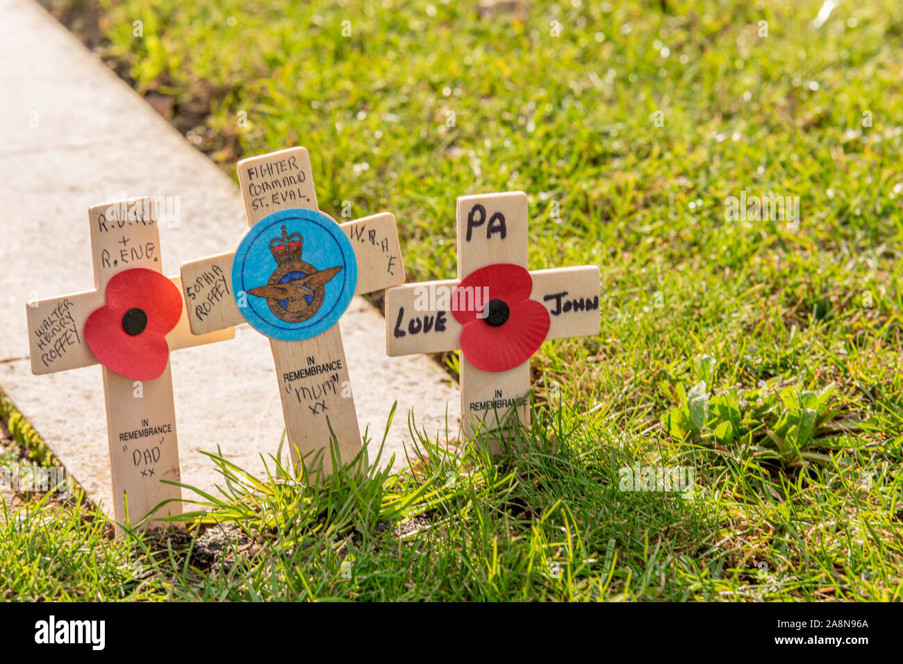 Un giorno del ricordo il servizio era tenuto presso il Lutyens progettato Southend cenotafio memoriale di guerra. Croci di legno sono stati inseriti Foto Stock
