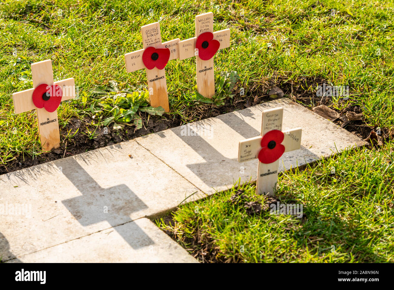 Un giorno del ricordo il servizio era tenuto presso il Lutyens progettato Southend cenotafio memoriale di guerra. Croci di legno sono stati inseriti Foto Stock