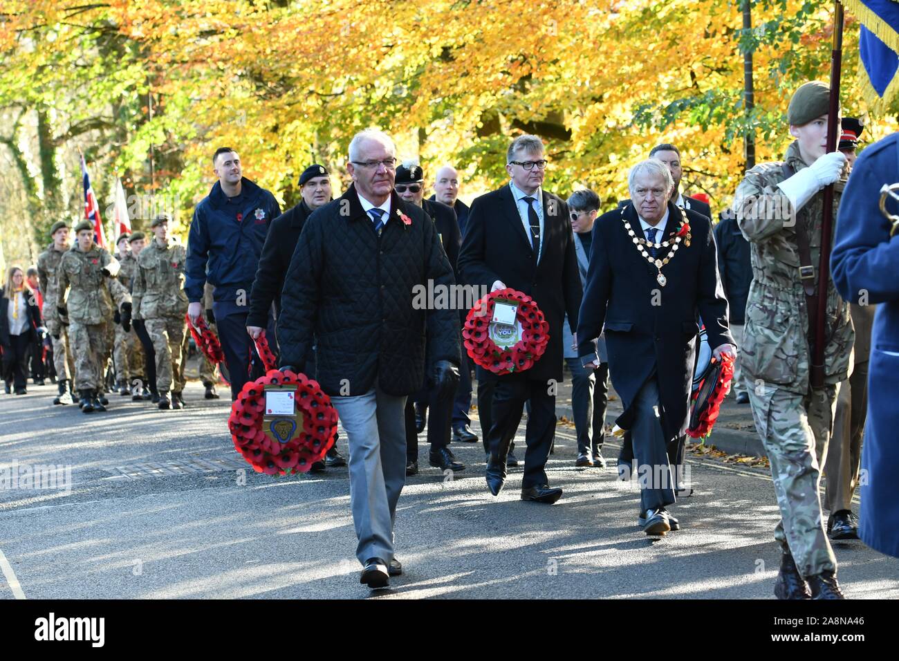 10 novembre 2019 New Mills, Derbyshire.Civic dignitari prendere parte nel Giorno del Ricordo Parade fino St Mary's Road da St George's Chiesa Parrocchiale al memoriale in alta Lea Park. Foto Stock