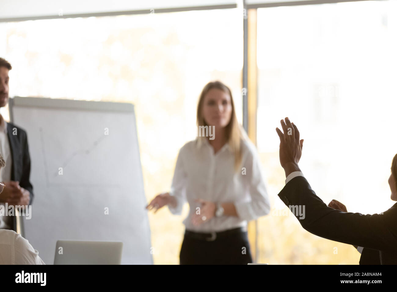 Collaboratori motivati di alzare la mano a interagire con pullman Foto Stock