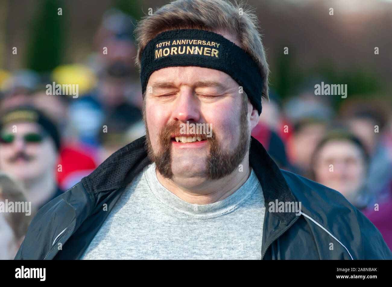 Glasgow, Scotland, Regno Unito. 10 Novembre, 2019. Un runner che partecipano a MoRunning che è una serie di 1.5km, 5km e 10km di piste svolge in 24 sedi in tutto il Regno Unito & Irlanda nel mese di novembre in aiuto della Fondazione Movember che raccogliere fondi per la salute dell'uomo. Questo anno si festeggia il suo decimo anniversario e ha raccolto oltre 1 milione di sterline. Questi eventi sollevano i fondi per i principali problemi di salute di fronte a uomini che sono il cancro della prostata, cancro testicolare, salute mentale e il suicidio. Credito: Berretto Alamy/Live News Foto Stock