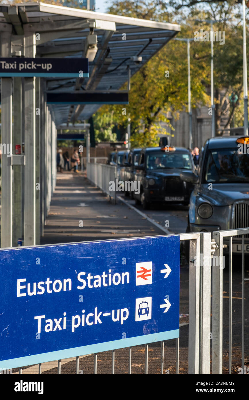 La stazione di Euston con nuovi taxi presso la parte anteriore, London, England, Regno Unito Foto Stock