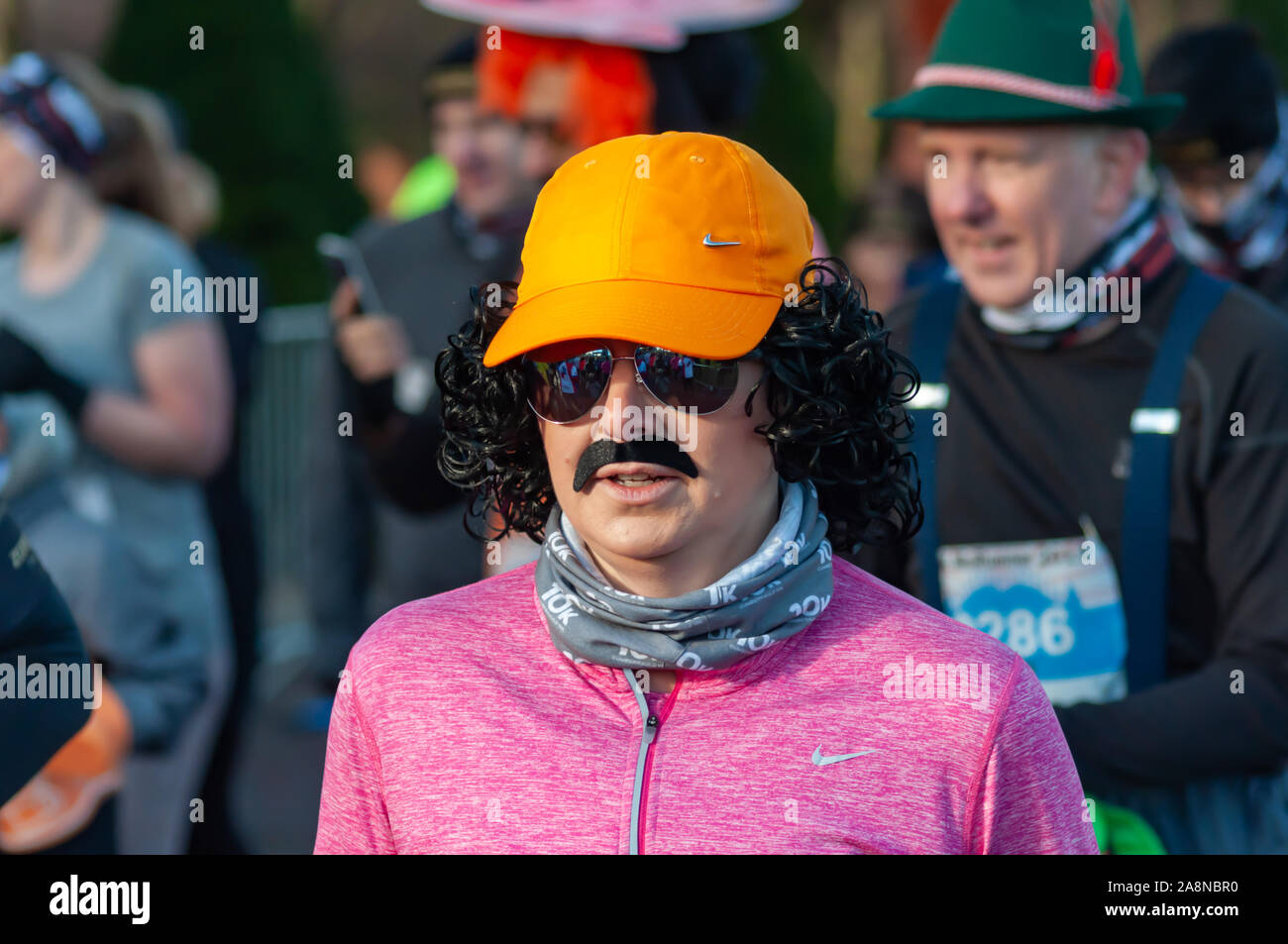 Glasgow, Scotland, Regno Unito. 10 Novembre, 2019. Un runner che partecipano a MoRunning che è una serie di 1.5km, 5km e 10km di piste svolge in 24 sedi in tutto il Regno Unito & Irlanda nel mese di novembre in aiuto della Fondazione Movember che raccogliere fondi per la salute dell'uomo. Questo anno si festeggia il suo decimo anniversario e ha raccolto oltre 1 milione di sterline. Questi eventi sollevano i fondi per i principali problemi di salute di fronte a uomini che sono il cancro della prostata, cancro testicolare, salute mentale e il suicidio. Credito: Berretto Alamy/Live News Foto Stock