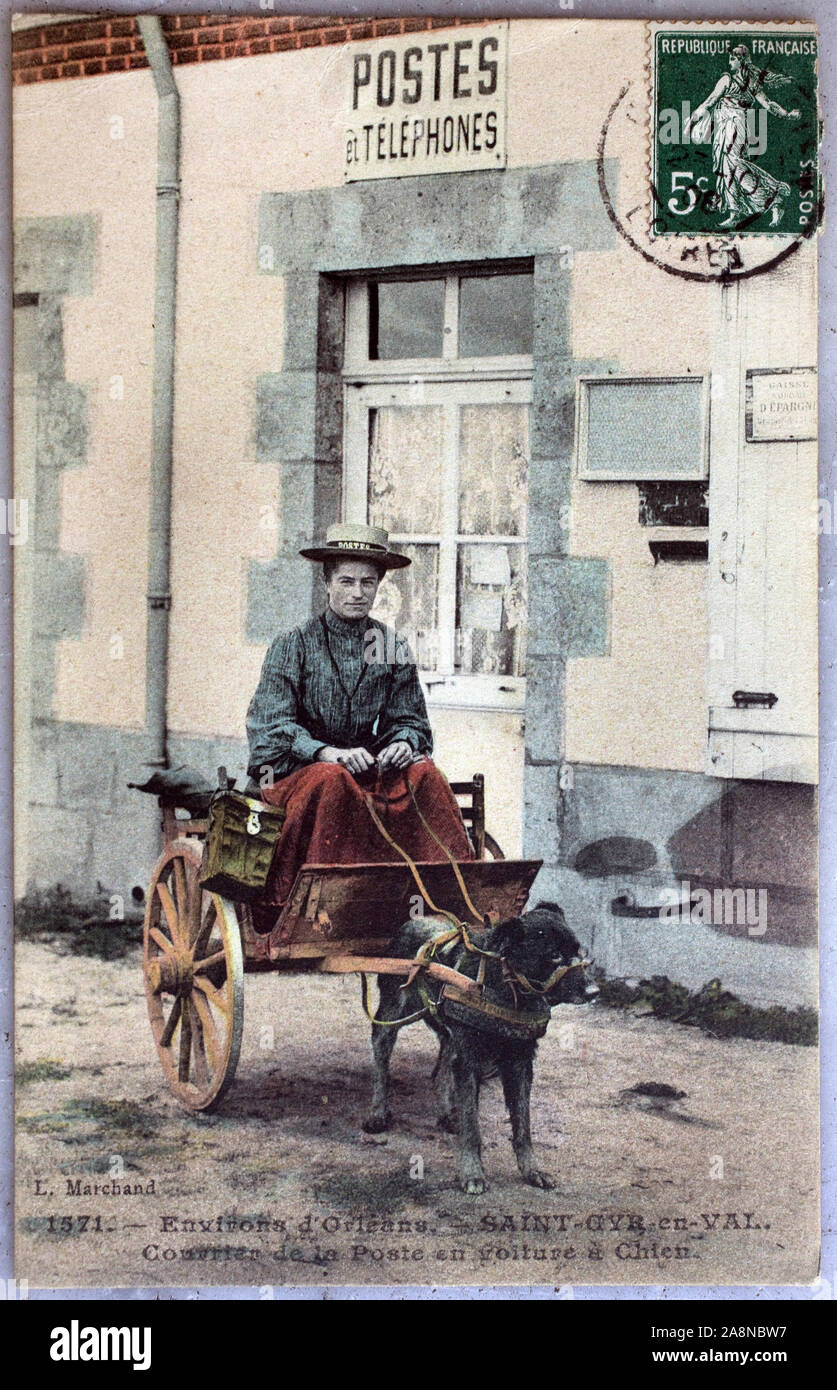 Dintorni d'Orleans, Saint Cyr En Val (Saint-Cyr-en-Val), courrier de la Poste en voiture un chien. Carte postale ancienne, photographie colorisee debutto Foto Stock