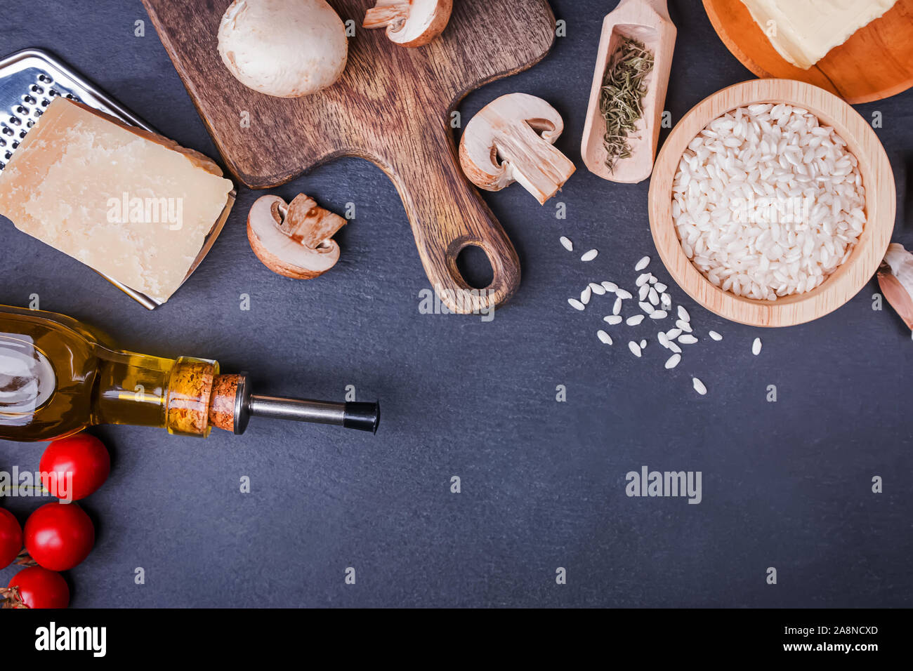 Risotto ai funghi Ingredienti sulla lavagna sfondo, vista dall'alto Foto Stock