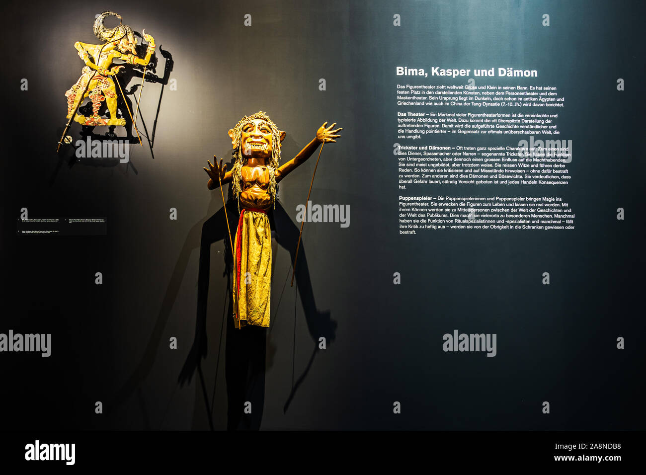 Asta marionetta che rappresenta il demone Setang Doblang Semarang, West Java, Indonesia e Bhima, gioco di ombre figura, Museo delle Culture exhibition, Basilea, S Foto Stock