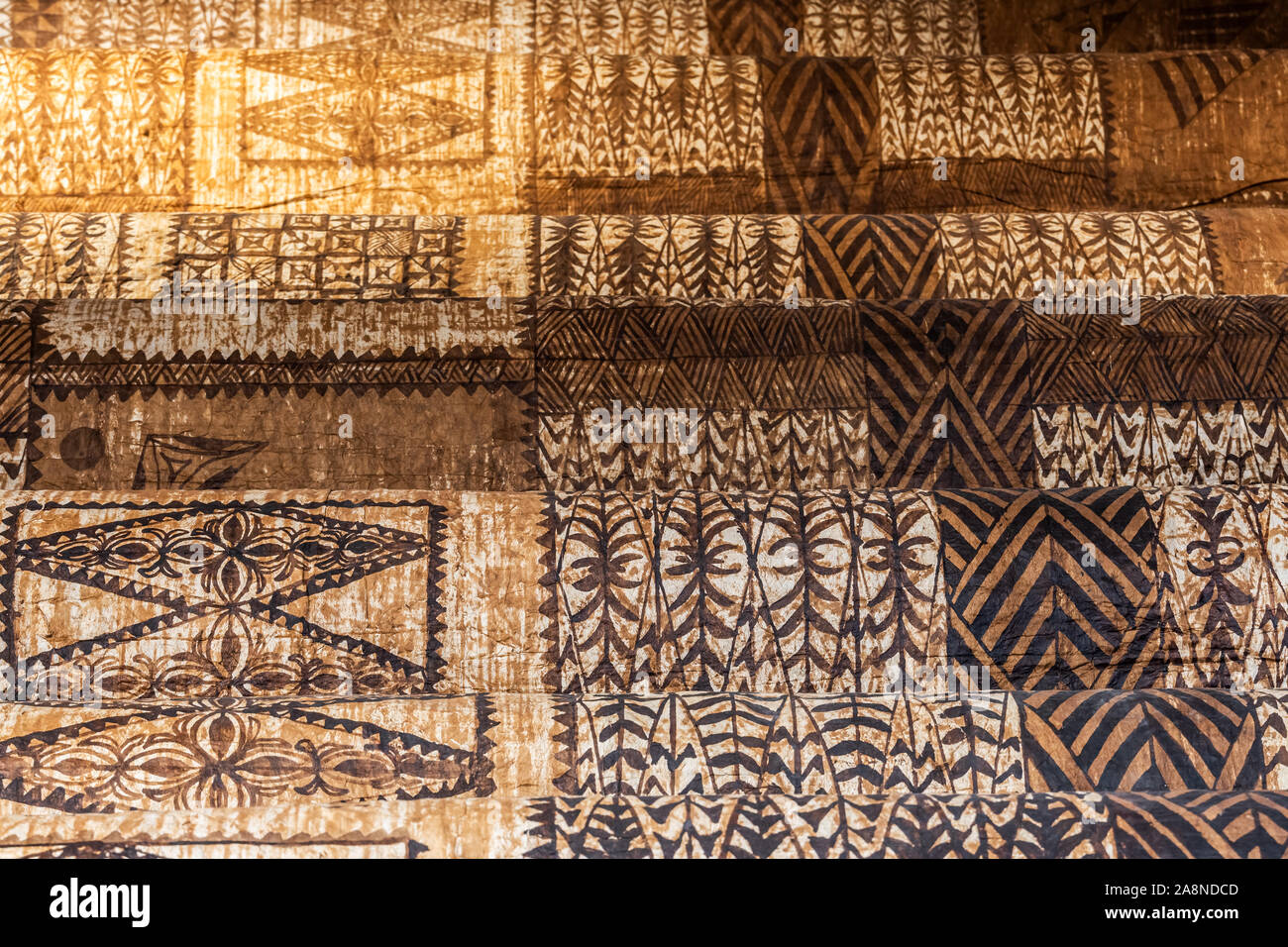 Corteccia di enorme panno modelli launima dettaglio da Tonga, Polinesia. I tessuti esposti a Basilea Museo delle Culture, Svizzera. Foto Stock