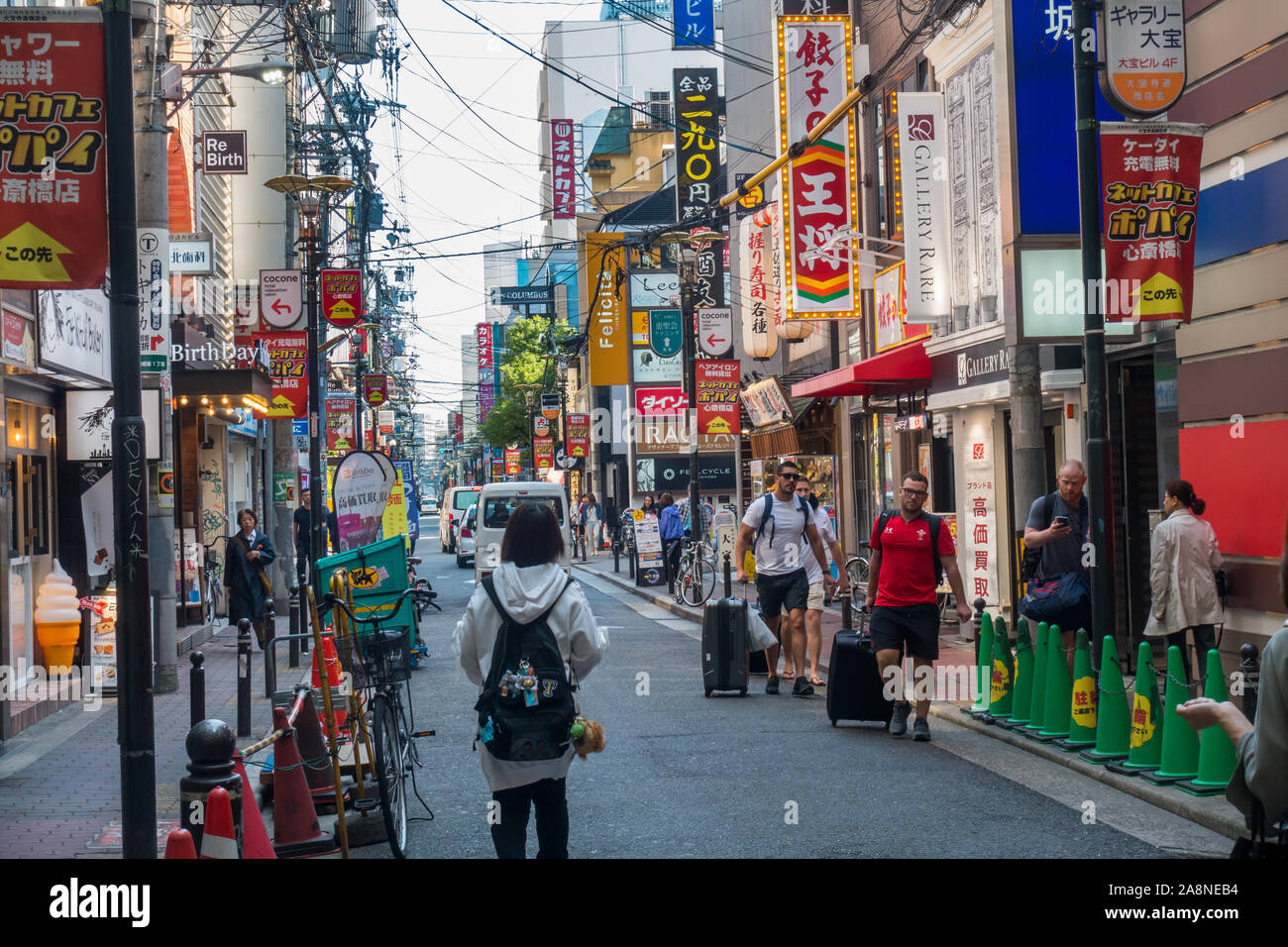 Osaka, Giappone - 3 Novembre 2019 - la gente visita il quartiere dello shopping di Shinshabashi. Foto Stock