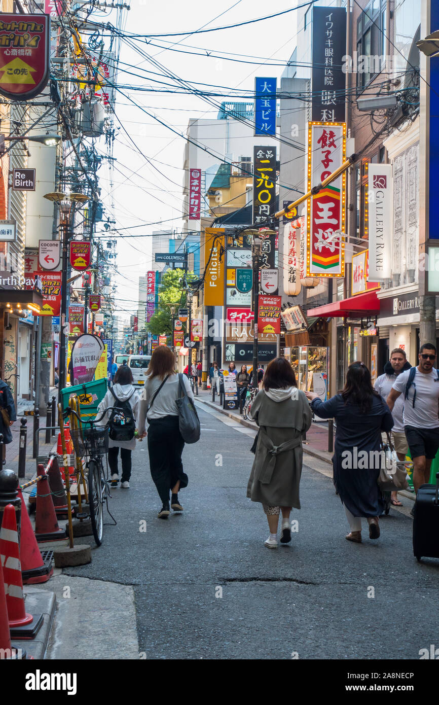 Osaka, Giappone - 3 Novembre 2019 - la gente visita il quartiere dello shopping di Shinshabashi. Foto Stock