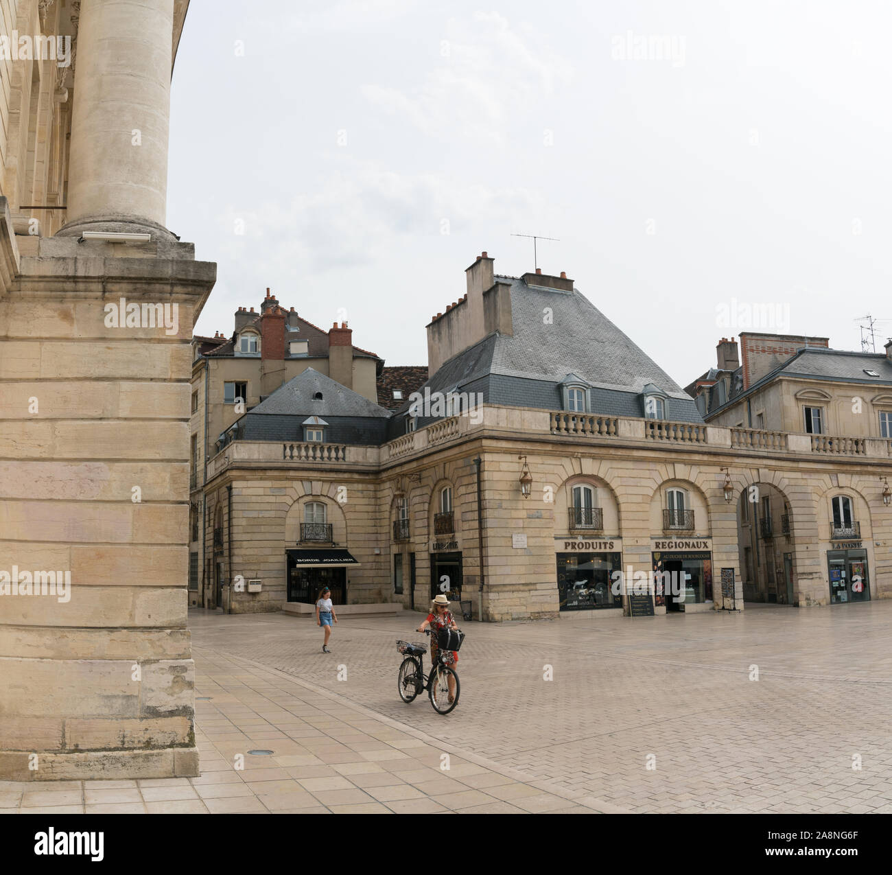 Digione, Borgogna / Francia - 27 agosto 2019: vista sulla storica Place de la Liberacion Square nella città francese di Digione in Borgogna Foto Stock