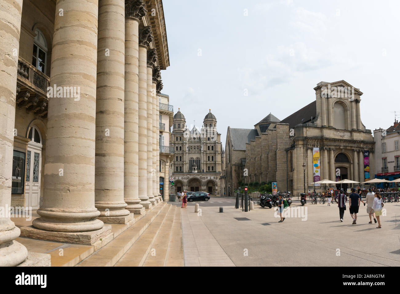 Digione, Borgogna / Francia - 27 agosto 2019: vista del Grand Theatre e la chiesa di Saint Michel nel vecchio centro storico centro di Digione in Borgogna Foto Stock