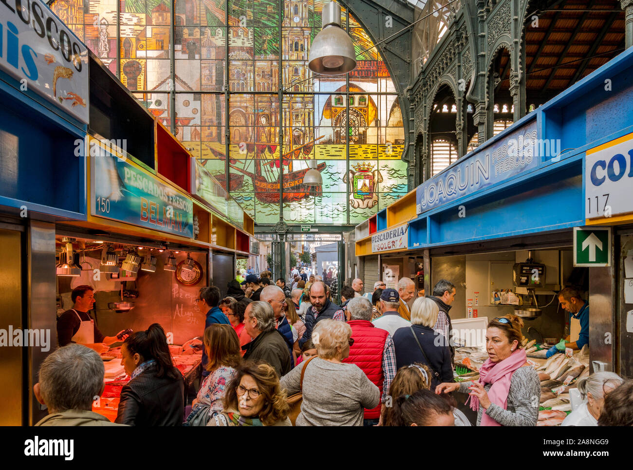 Atarazanas, Mercato coperto con la vendita di stallo e vetrate colorate, in Malaga, Andalusia, Spagna. Foto Stock