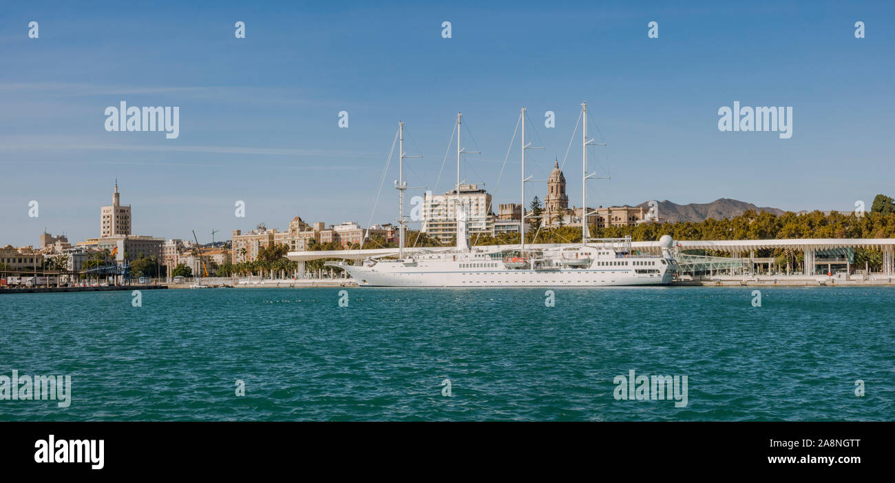 Crociera di Quattro masted sailing ship MSY Wind Star, ormeggiata nel porto di Malaga, Andalusia, Spagna Foto Stock