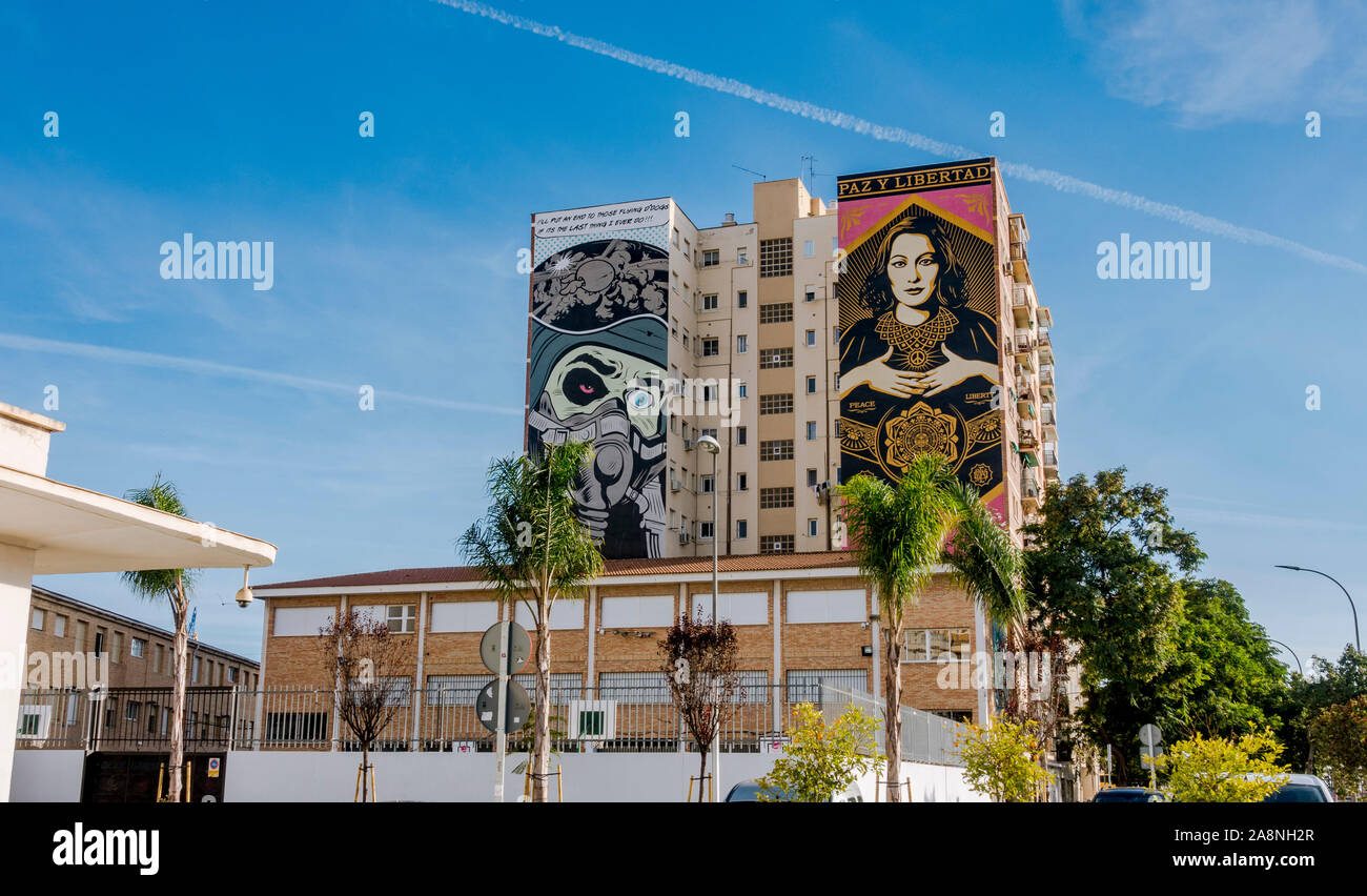 Dipinti di D faccia (l) en obbedire Shepard Fairey (r) in Malaga Soho su edifici, art district, Andalusia, Spagna. Foto Stock