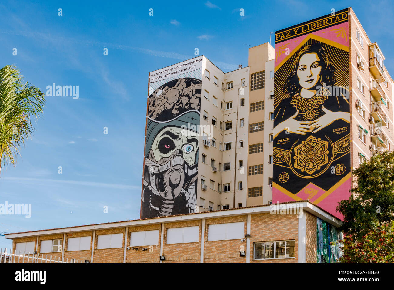 Dipinti di D faccia (l) en obbedire Shepard Fairey (r) in Malaga Soho su edifici, art district, Andalusia, Spagna. Foto Stock