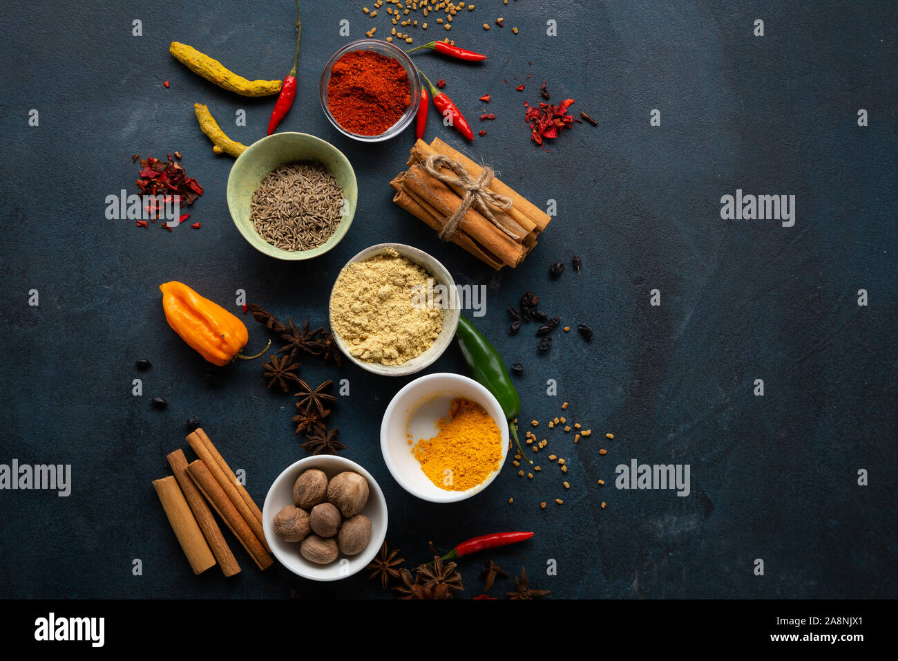 Aroma e colorato di spezie e condimenti Foto Stock