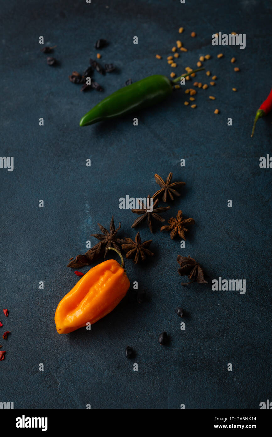 Aroma e colorato di spezie e condimenti sfondo scuro Foto Stock