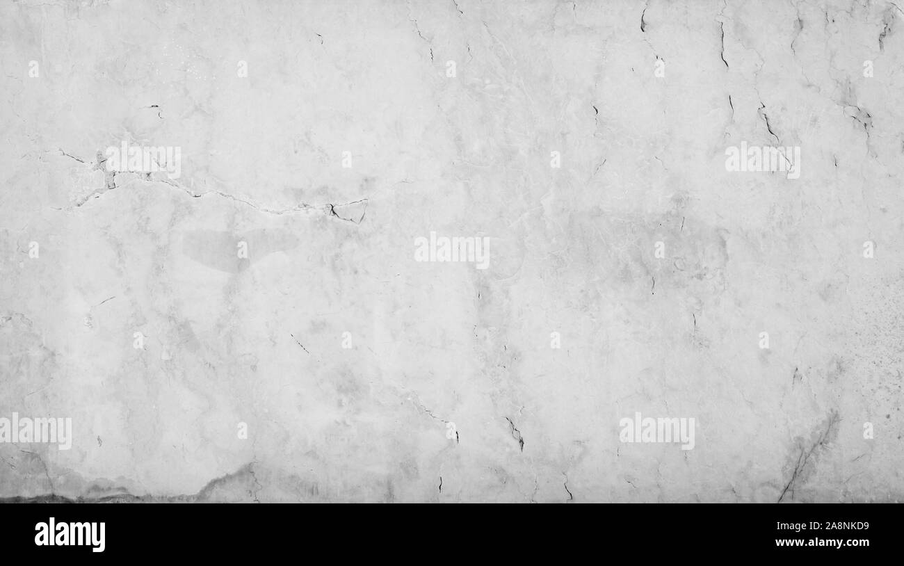 Close-up di un'anziana e screpolata liscia di marmo naturale muro di pietra o alla pavimentazione. Alta risoluzione full frame sfondo strutturata in bianco e nero. Foto Stock