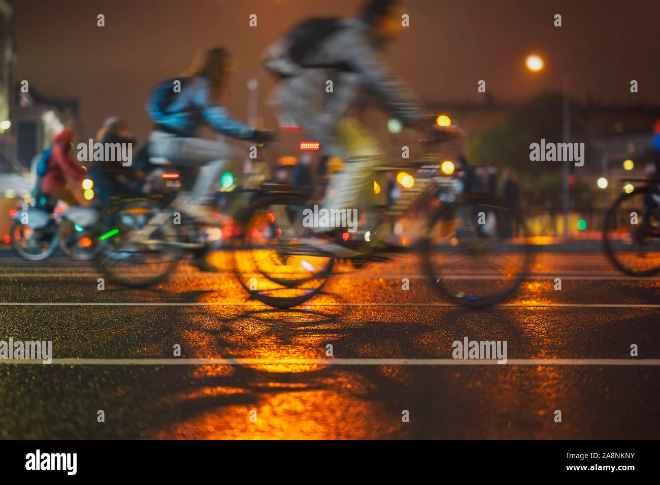 Abstract background del gruppo colorato di ciclisti notte city street, effetto di sfocatura, irriconoscibile persone. Sport e fitness e uno stile di vita sano Foto Stock
