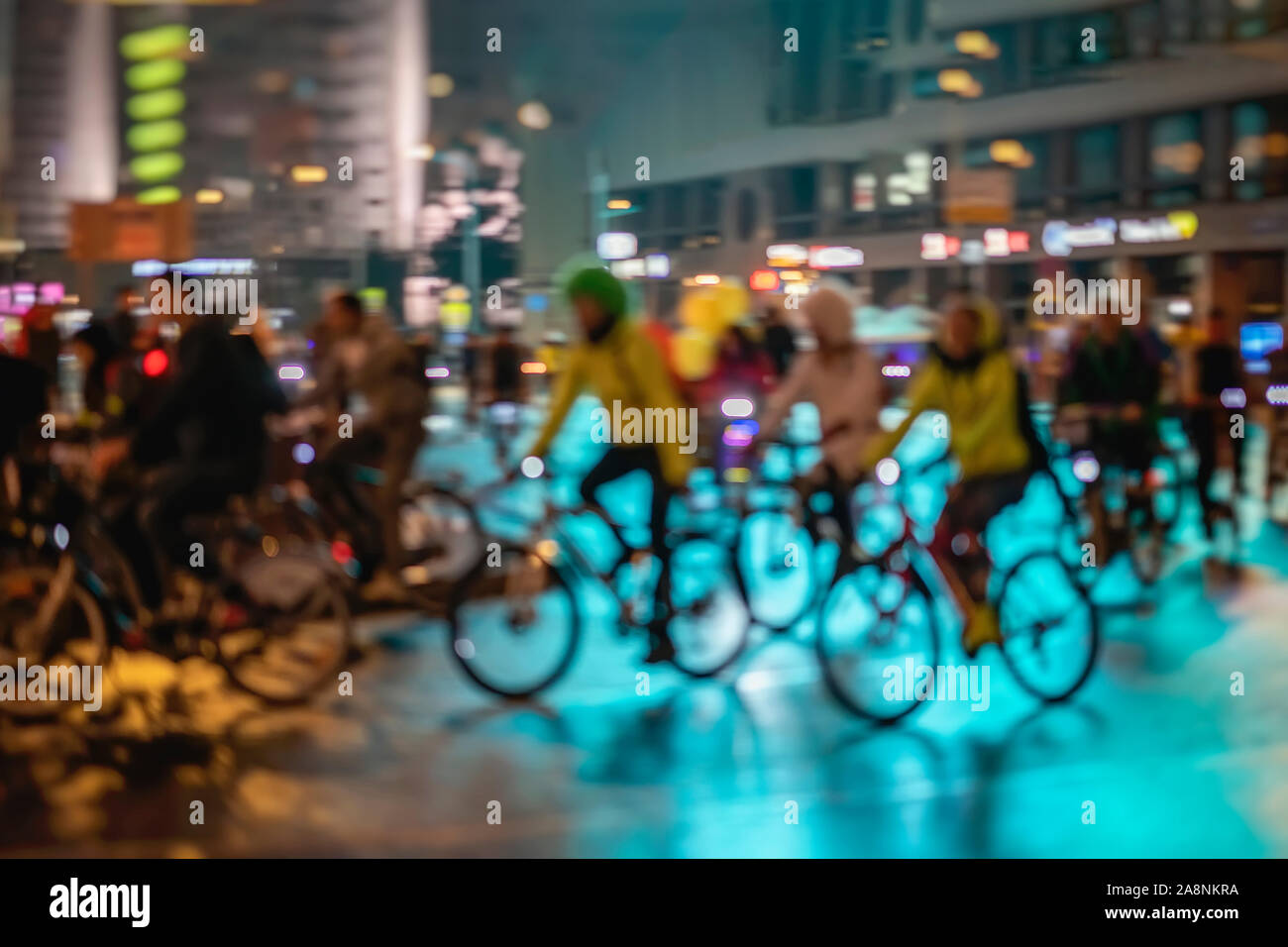 I ciclisti in città, illuminazione, notte, astratta. Sagome di gruppo ciclisti di equitazione. Sport e fitness e uno stile di vita sano concetto. Intenzionale Foto Stock