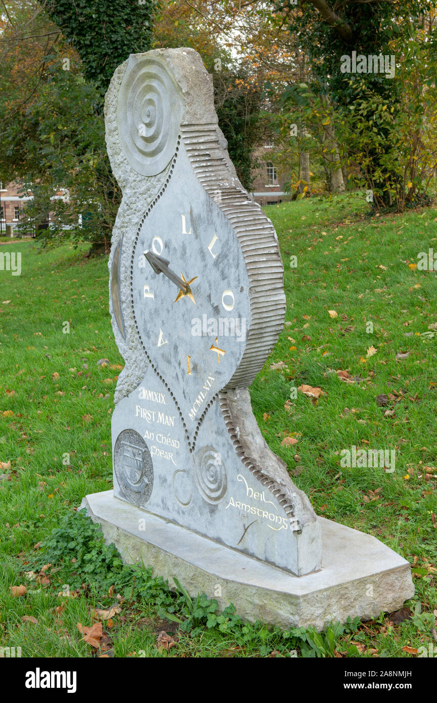 Apollo XI e Neil Armstrong monumento di Billy Leen nel parco della città, Tralee Irlanda Foto Stock