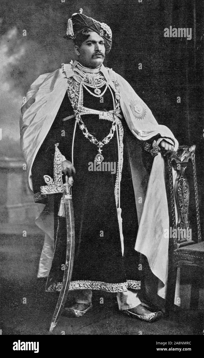 Ritratto di mezzitoni di Sua Altezza, Shahu (AKA Rajarshi Shahu Maharaj o Chhatrapati Shahu Maharaj) (1874 - 1922) della dinastia Bhosle di Marathas; un Raja e di un Maharaja del indiano Stato principesco di Kolhapur, considerato un vero democratico e riformatore sociale. Foto Stock