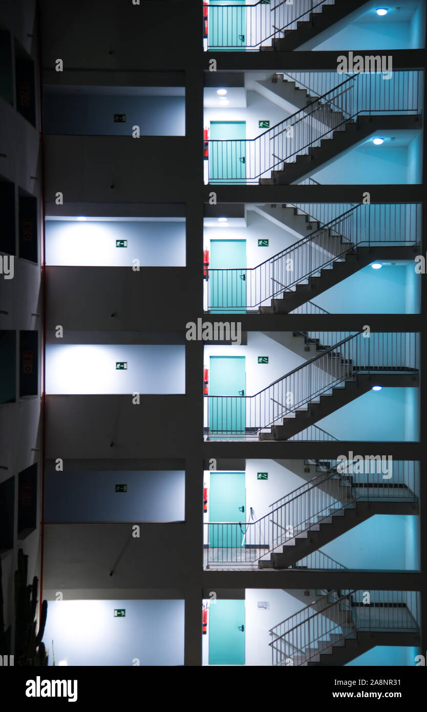 Un esterno scale di sicurezza di notte Foto Stock Un esterno scale di sicurezza di notte Foto Stock