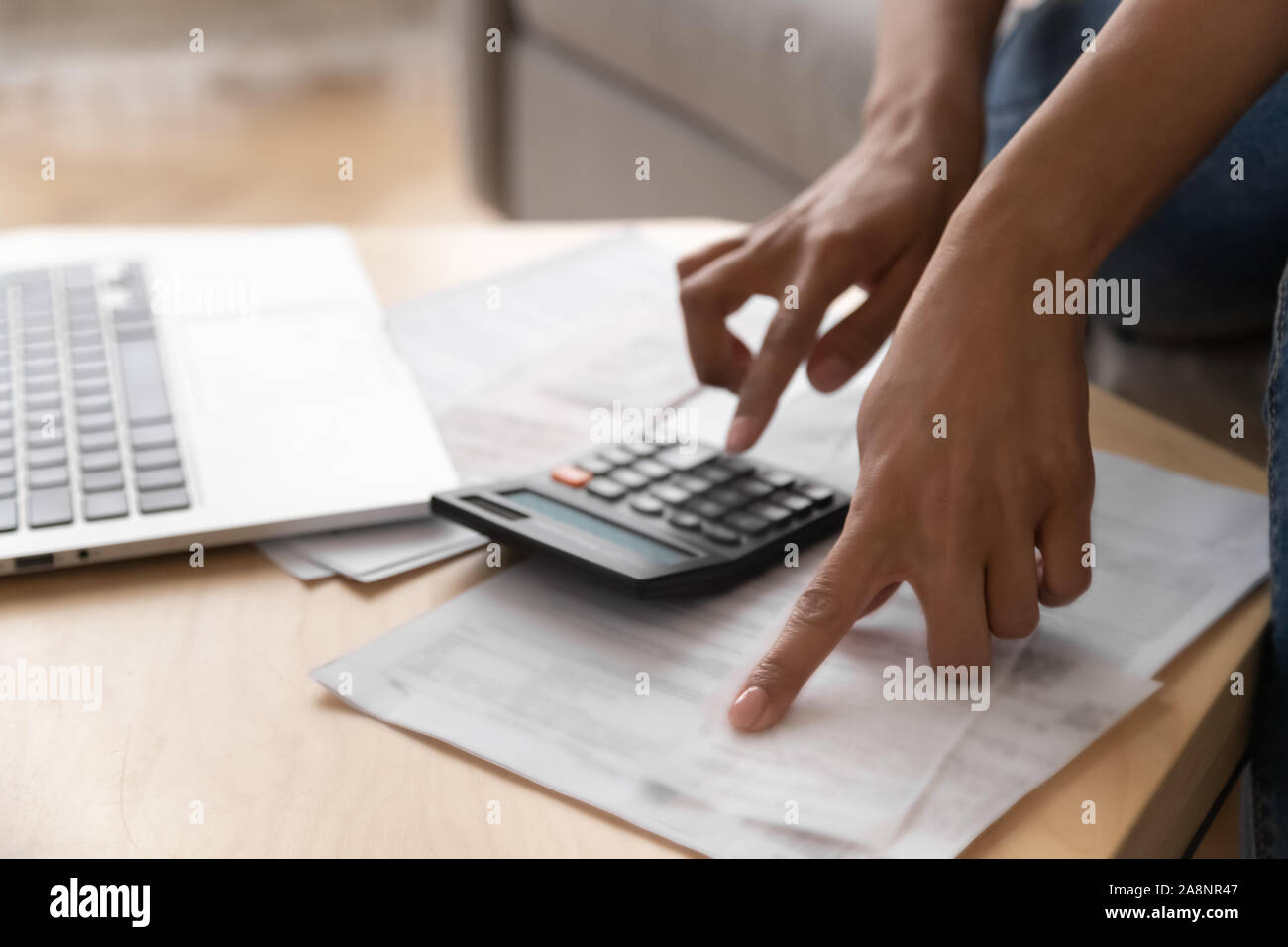 Close up americano africano donna utilizzando la calcolatrice, calcolo di finanza Foto Stock
