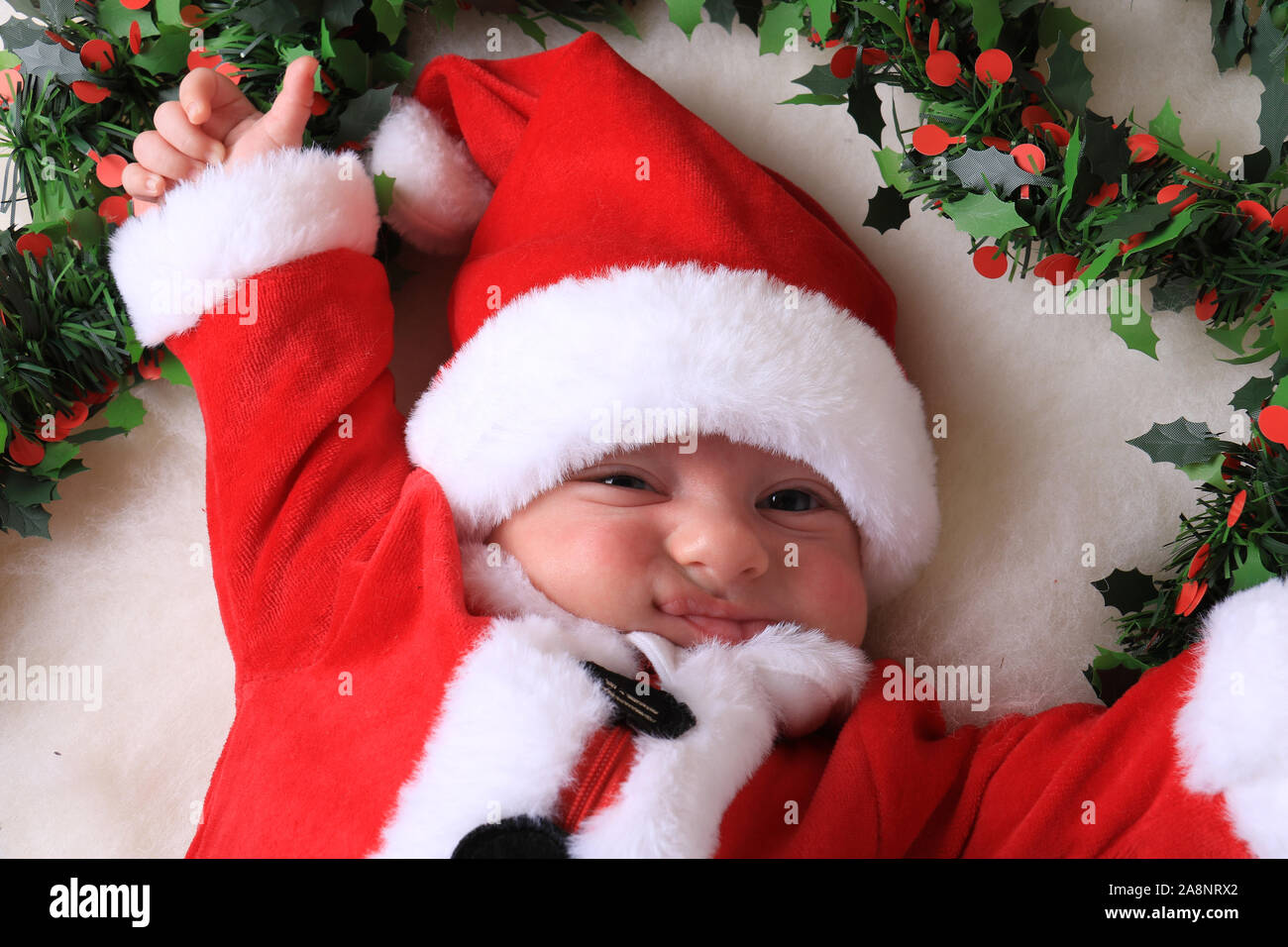 Un burbero neonato in un Babbo Natale vestito, Natale Grinch. Foto Stock