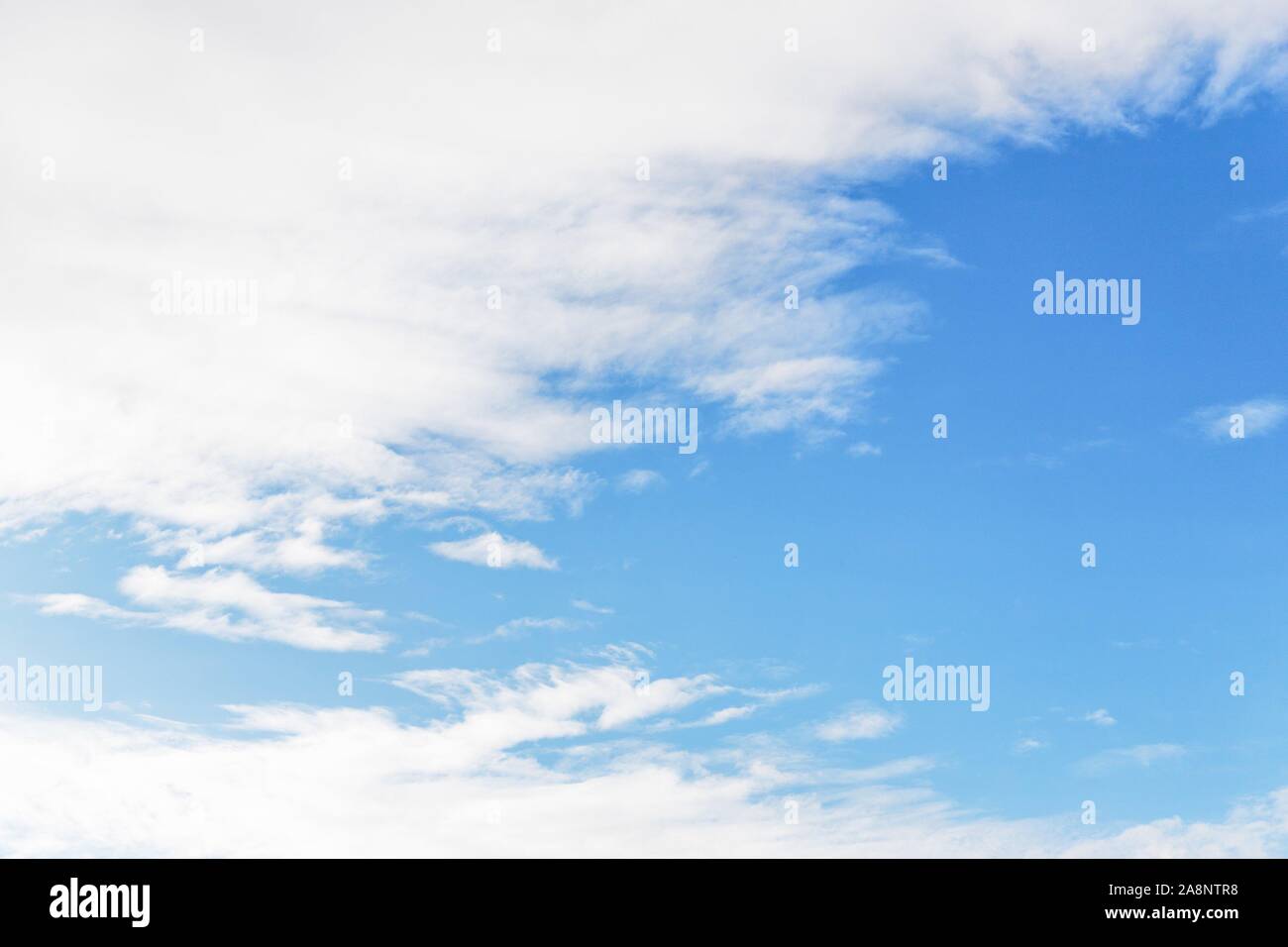 Bella bianca morbidi nuvole su un cielo blu sullo sfondo Foto Stock