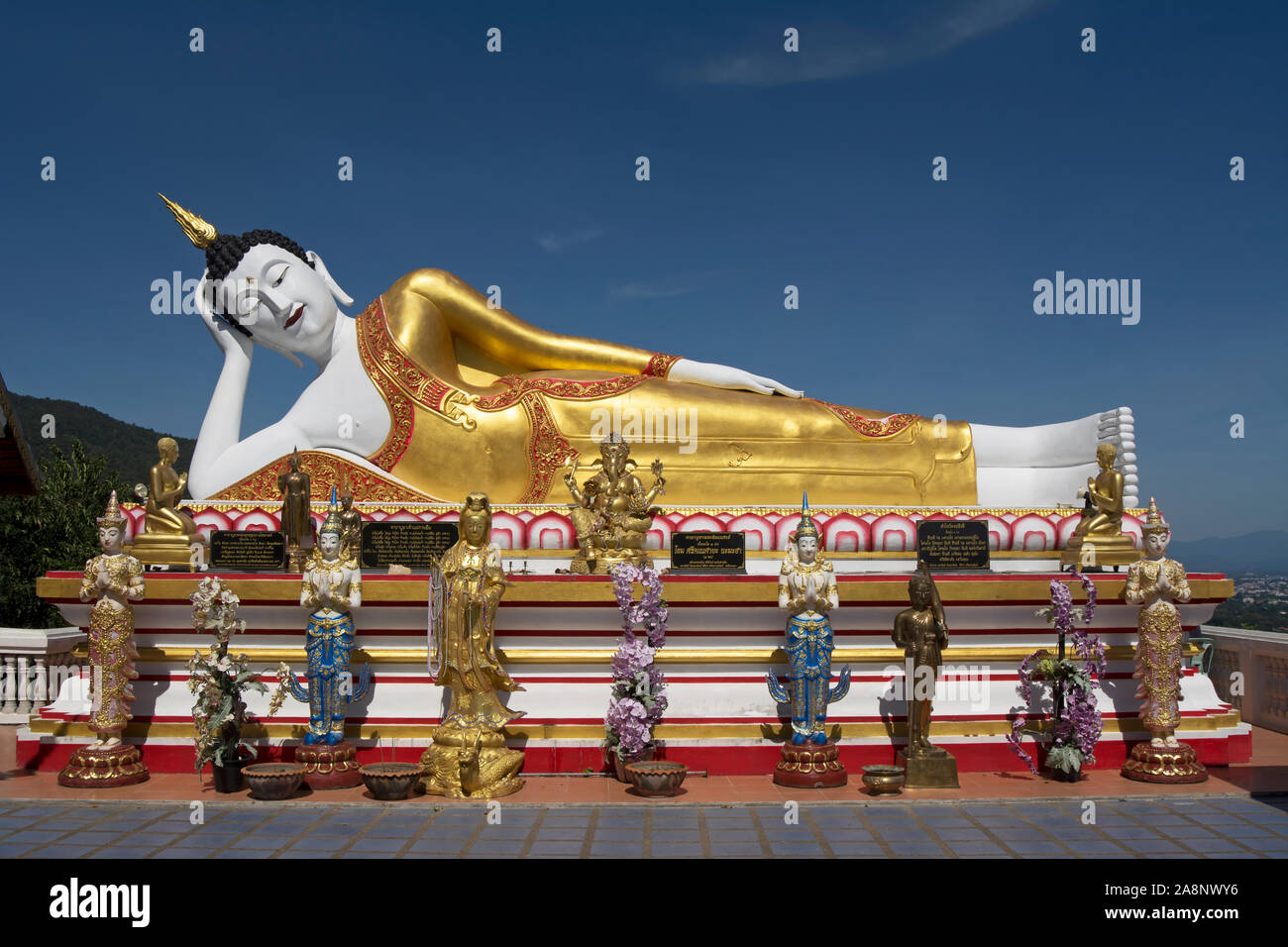 Buddha reclinato figura al Wat Phra That Doi kham, o tempio d'oro, vicino a Chiang Mai, Thailandia del Nord Foto Stock