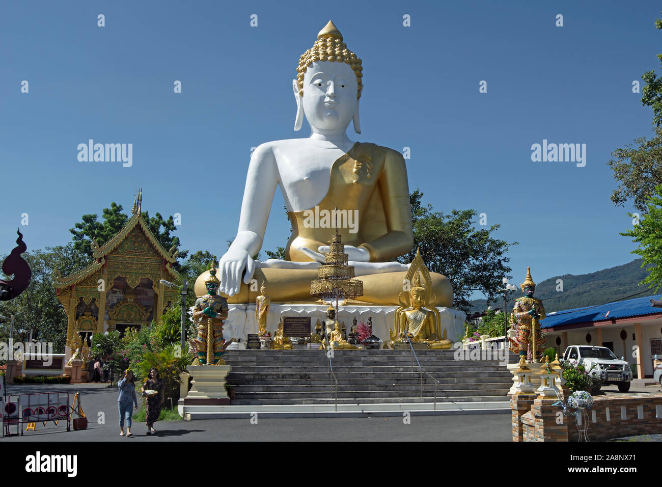 Il 17-metro-alta Buddha seduto figura al Wat Phra That Doi kham, o tempio d'oro, vicino a Chiang Mai, Thailandia del Nord Foto Stock