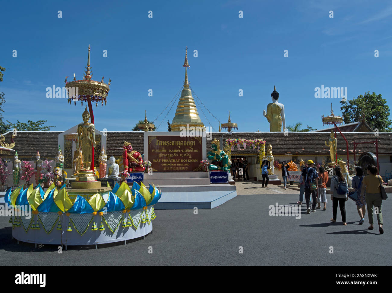 I visitatori di entrare il Wat Phra That Doi kham, o tempio d'oro, vicino a Chiang Mai, Thailandia del Nord Foto Stock