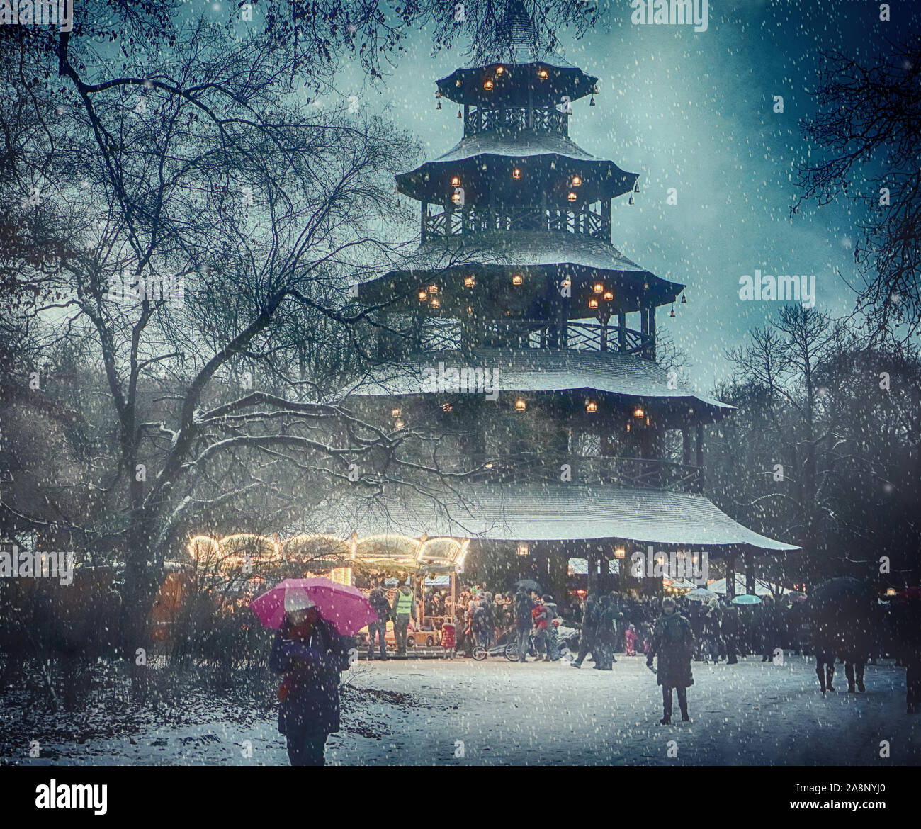 Monaco di Baviera, Germania - Mercatino di Natale a Torre cinese in Englischer Garten e la caduta di neve Foto Stock