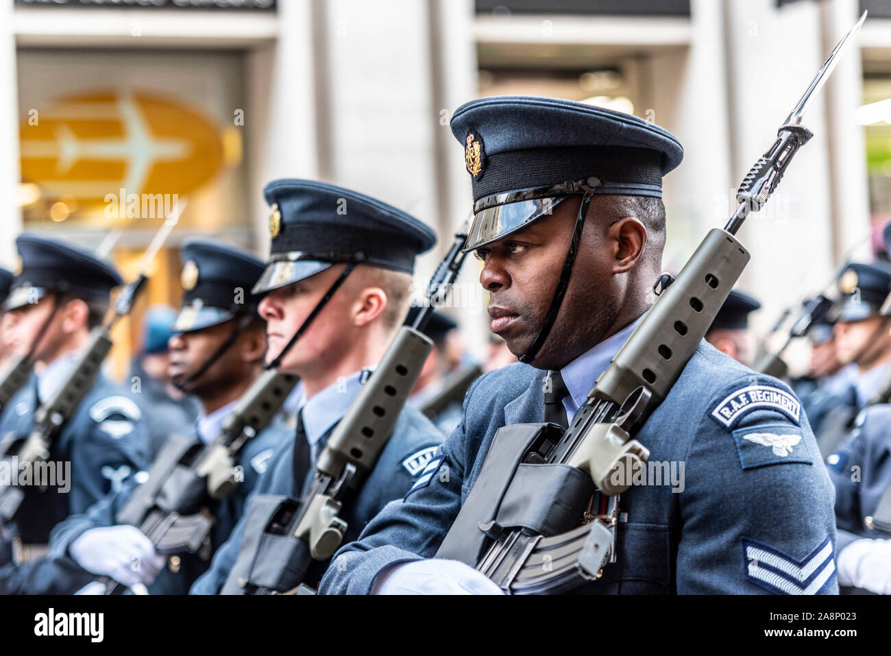 Royal Air Force RAF Reggimento marciando al Lord Mayor dello Show Sfilata in città di Londra, Regno Unito. Nero maschio etnica Foto Stock