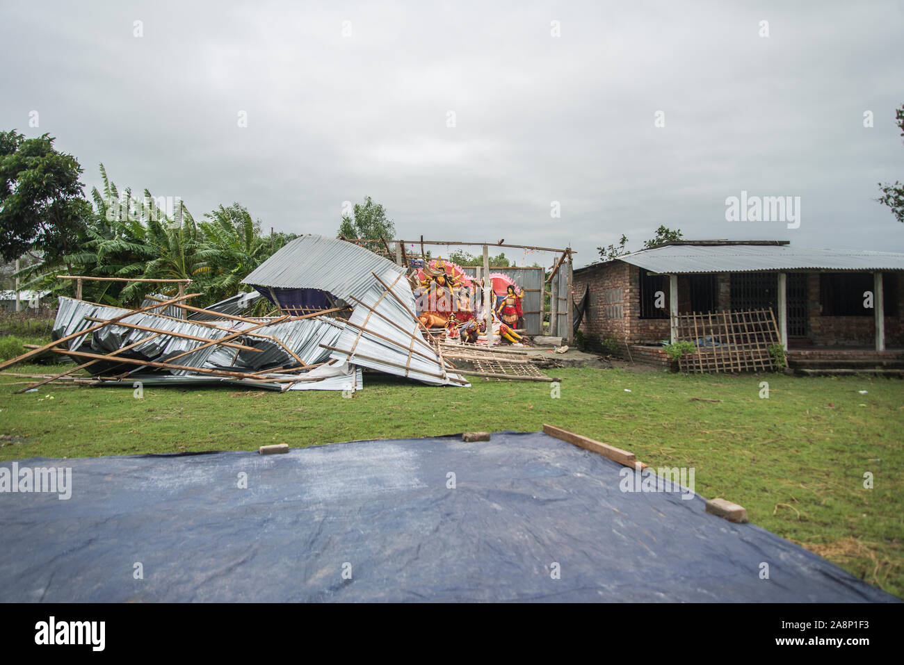 Secondo il Bangladesh Dipartimento meteorologico, Bulbul Ciclone di imballaggio di una velocità massima del vento di 120 chilometri all'ora (75 km) è in corso Foto Stock