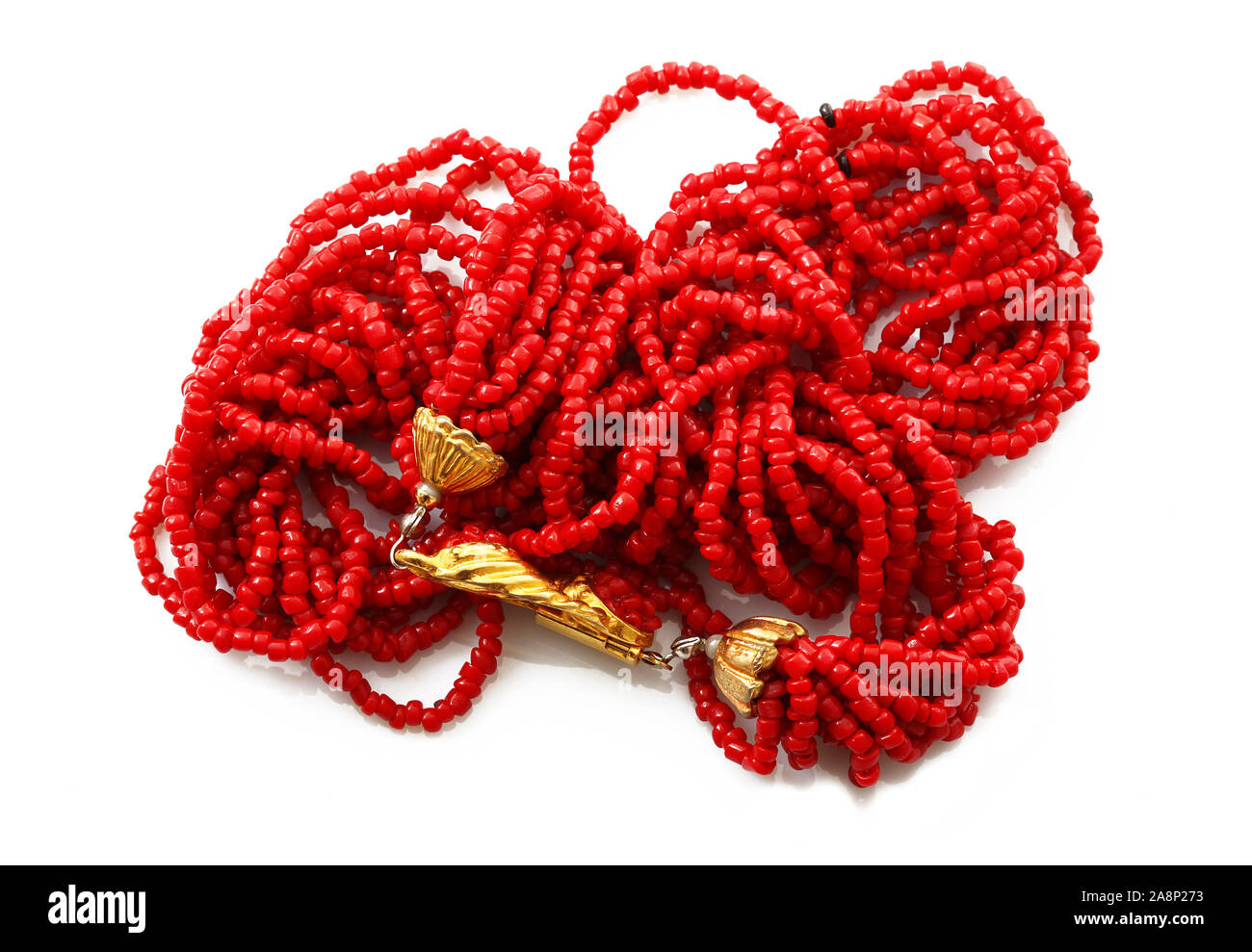 Corallo rosso collana su sfondo bianco Foto Stock