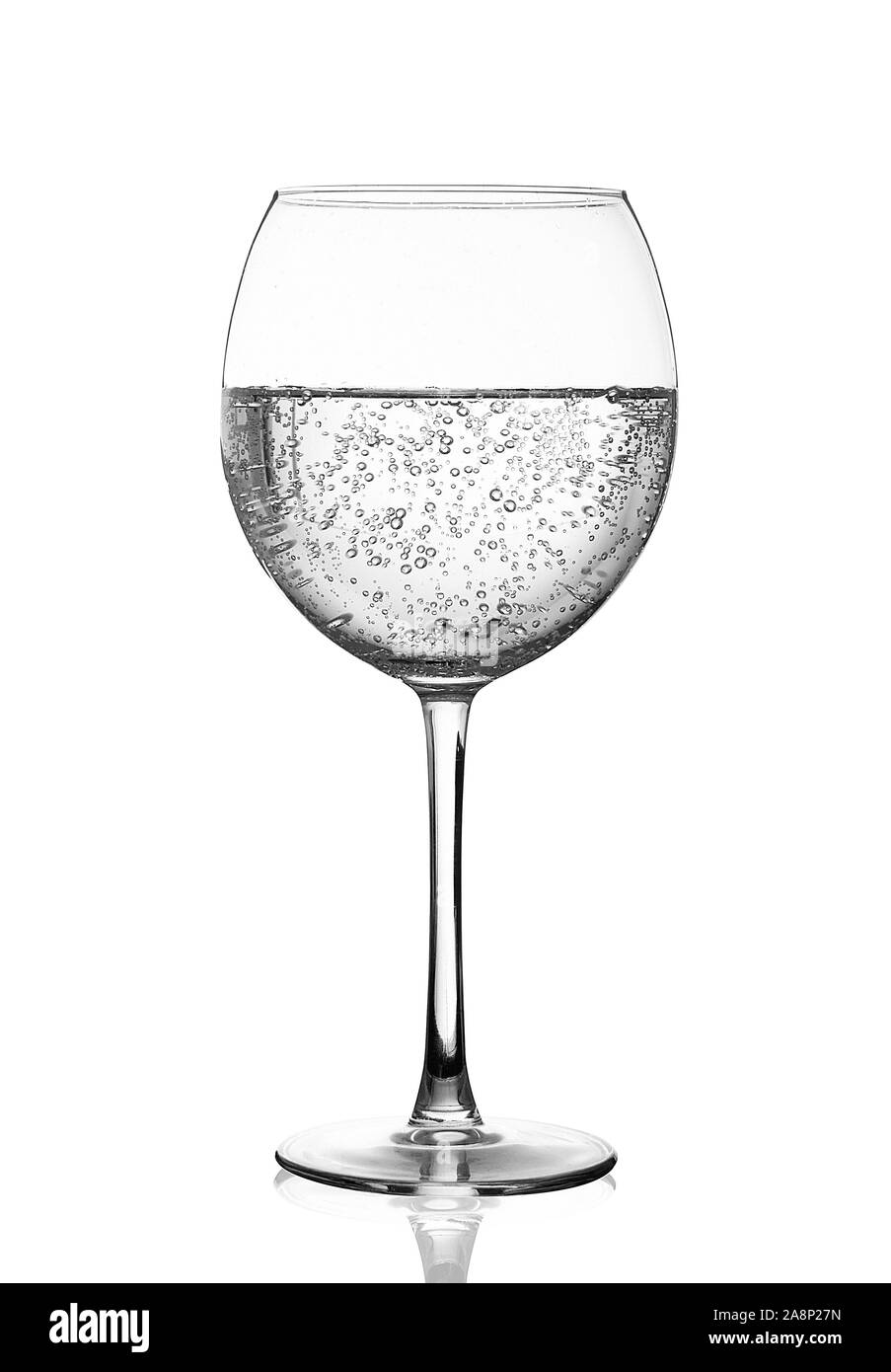 Bicchiere di acqua su sfondo bianco Foto Stock