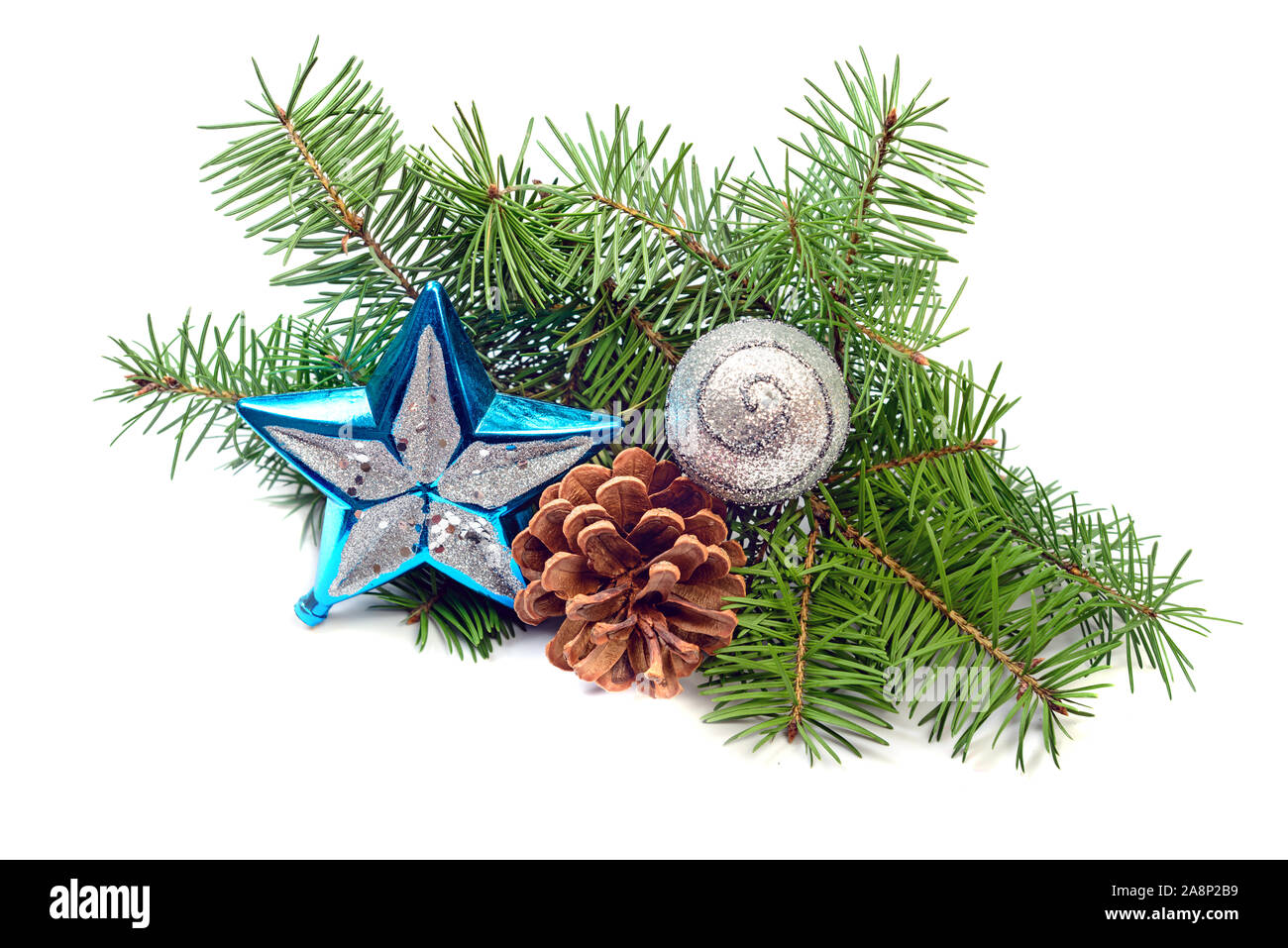 Cono di pino con pallina e evergreen ramo su uno sfondo bianco. Decorazione di natale Foto Stock