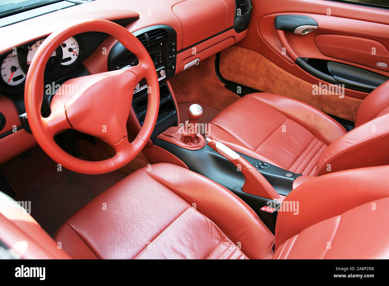 Sport interni auto in pelle di colore rosso Foto Stock