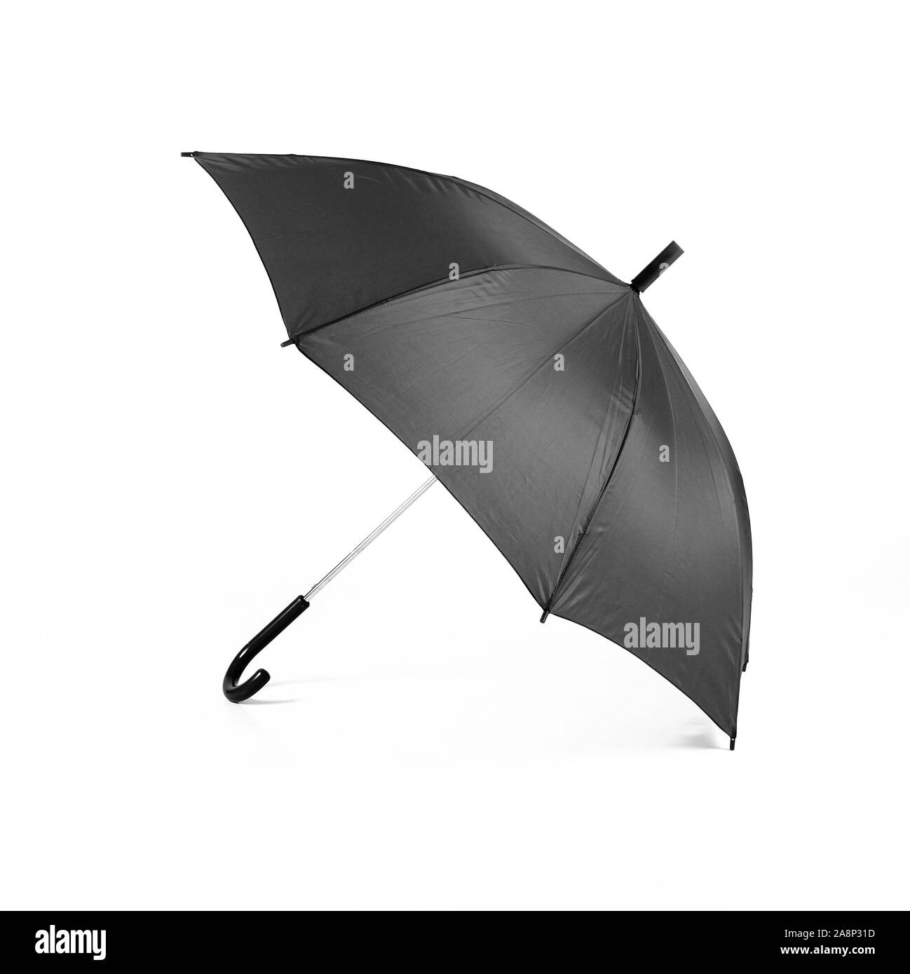 Isolato Ombrello nero su sfondo bianco Foto Stock