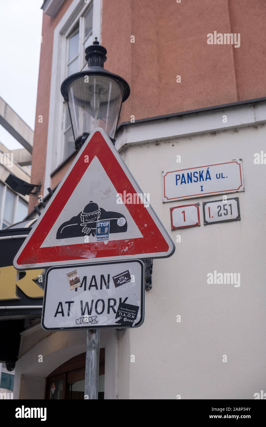 Bratislava, Slovacchia - Le Spet. 25 2019: l'uomo al lavoro in orientamento per le strade di Bratislava, Slovacchia, street lavoratore nelle fogne cartello di avviso Foto Stock