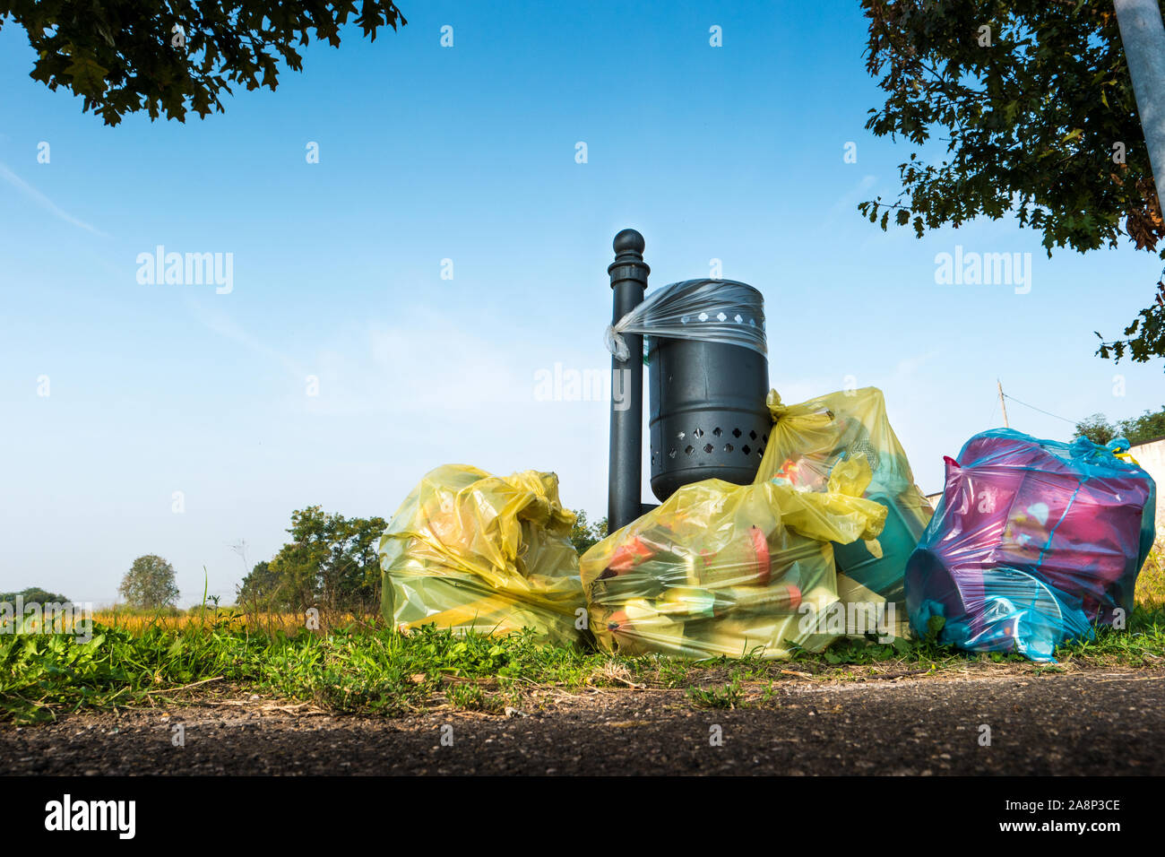 Abbandonato sacchi della spazzatura vicino a Prato Foto Stock