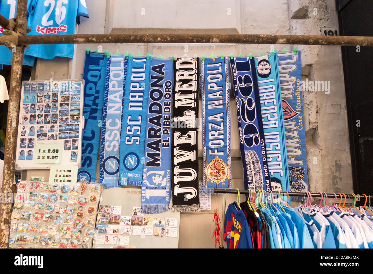 Napoli football team di sciarpe venduti nel centro della città in una fase di stallo Foto Stock
