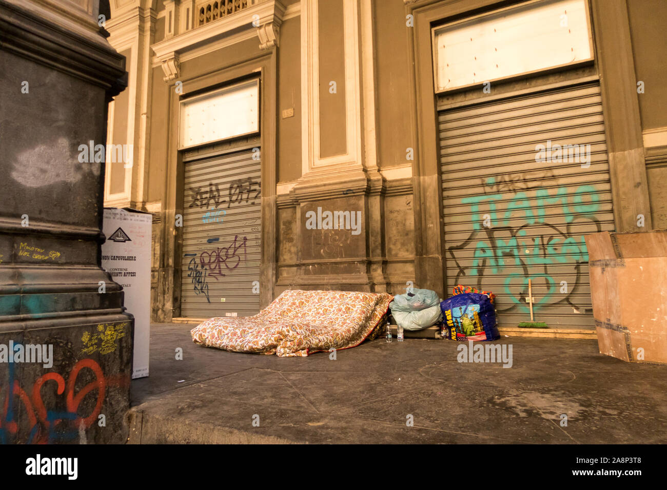 Un letto senzatetto per le strade di Napoli Italia Foto Stock
