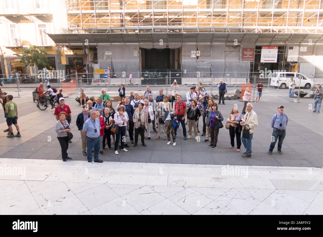 Un gruppo di turisti al di fuori del Duomo di Napoli Foto Stock