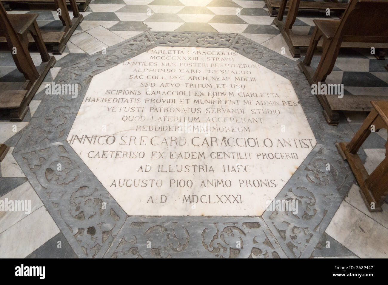 La scrittura sul pavimento in marmo all interno della Cattedrale di Napoli Foto Stock