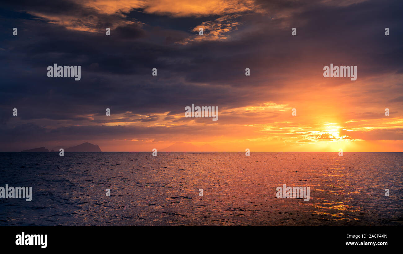 Bel Tramonto di scena nel mar Tirreno con le isole Eolie all'orizzonte Foto Stock