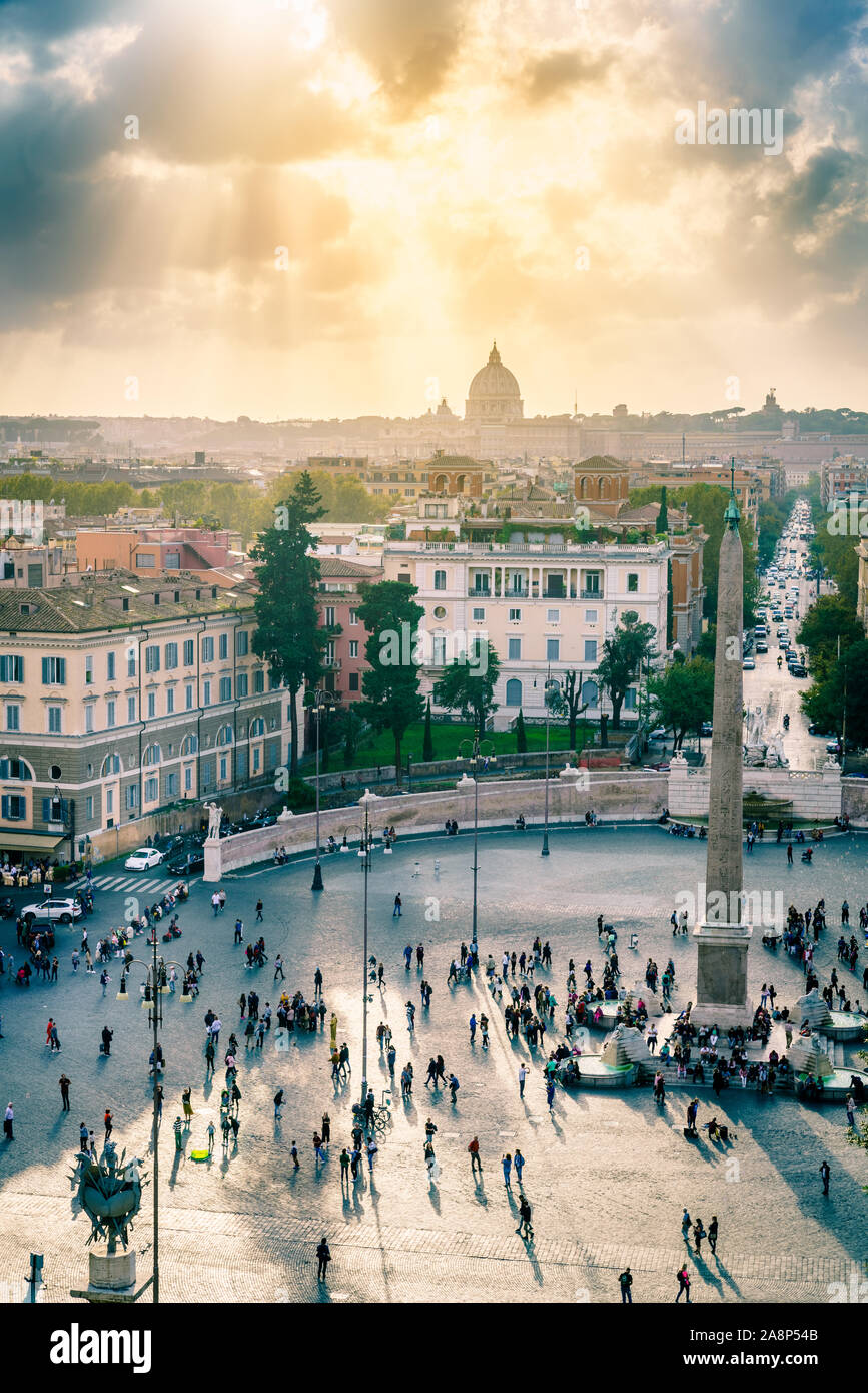 Angolo di alta vista di Piazza del Popolo e dintorni sotto il cielo drammatico Foto Stock