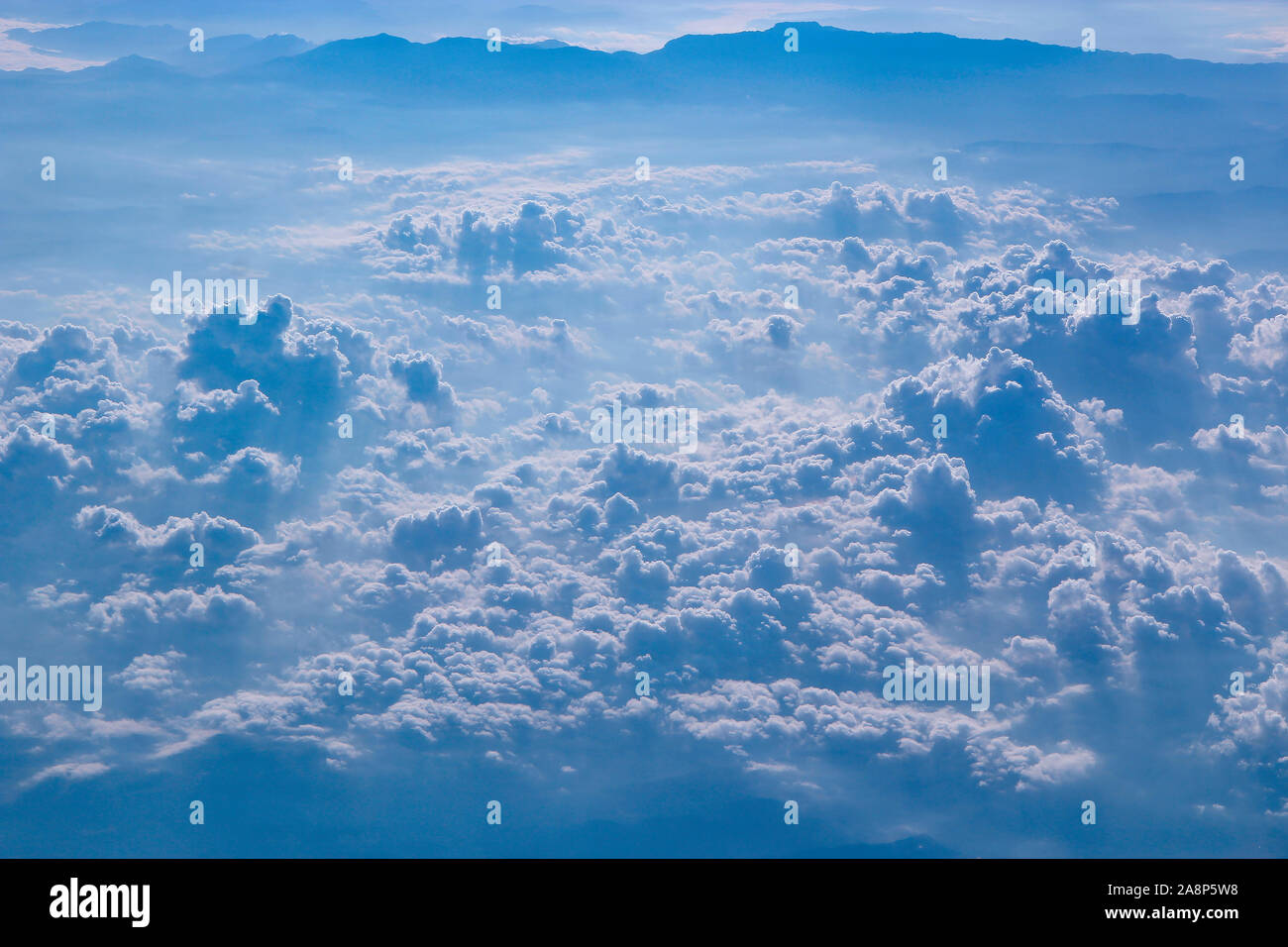 Volo sopra le nuvole. Meraviglioso panorama dalla finestra del piano con nuvole bianche. Volare al di sopra delle nuvole bianche. Nuvole bianche di seguito. Il bellissimo panorama con h Foto Stock